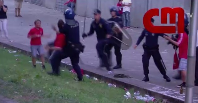 Torcedor é agredido por policiais na frente do filho (Foto: Reprodução SporTV)