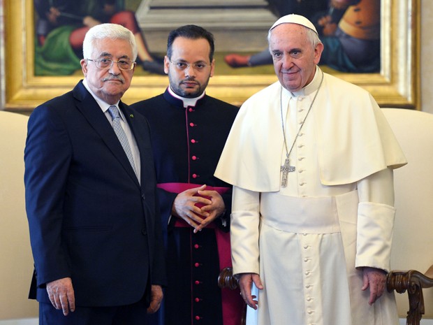 Papa Francisco recebeu neste sábado (16) o presidente palestino Mahmoud Abbas, no Vaticano (Foto: Alberto Pizzoli/Pool Photo via AP)