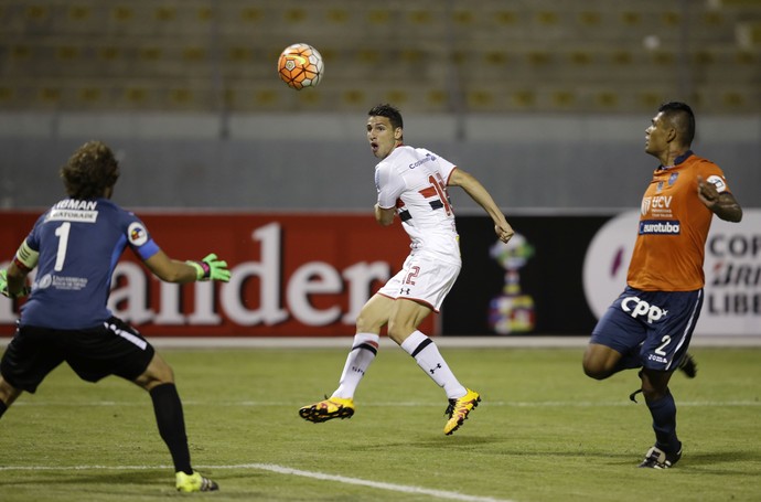 Calleri; gol; Cesar Vallejo x São Paulo; Libertadores (Foto: AP)