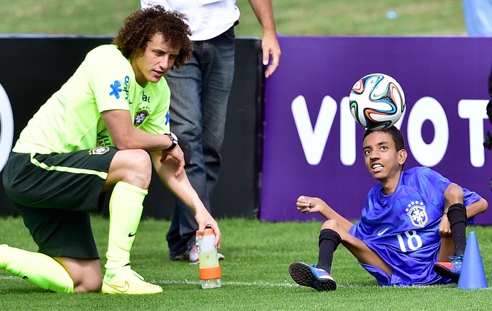 David Luiz com criança no treino da Seleção (Foto: Gaspar Nóbrega / VIPCOMM)