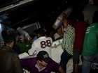 Vídeo mostra pessoas saqueando carga de carreta tombada, em Goiás