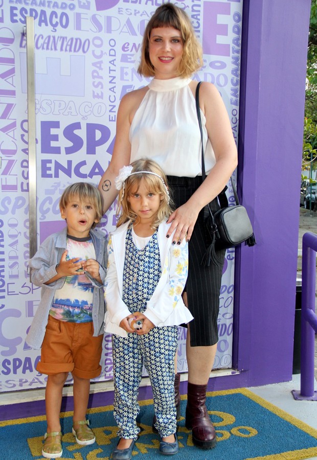 Carolinie Figueiredo e os filhos Theo e Bruna Luz (Foto: AgNews) Carolinie Figueiredo e os filhos Theo e Bruna Luz (Foto: AgNews)