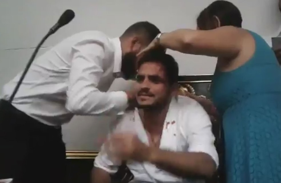 Deputado Armando Armas após entrada de defensores de Maduro na Venezuela (Foto: Reprodução/ Twitter Armando Armas)