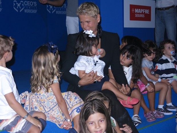 Xuxa recebeu o carinho das crianças enquanto vídeo da Fundação era exibido (Foto: João Paulo de Castro / G1)