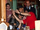 Simpático, Neymar posa com fãs em restaurante em São Paulo