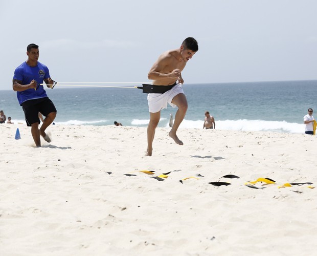 Guilherme Leicam faz exercício funcional na praia (Foto: Fábio Rocha / Gshow)