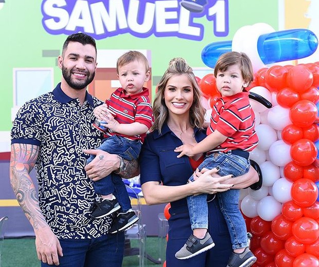 Gusttavo Lima e Andressa Suita com Gabriel e Samuel (Foto: Reprodução/Instagram) Gusttavo Lima e Andressa Suita com Gabriel e Samuel (Foto: Reprodução/Instagram)