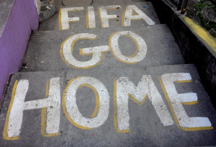 Mensagem contra a Copa no Morro Dona MArta (Foto: Alexandre Alliatti)