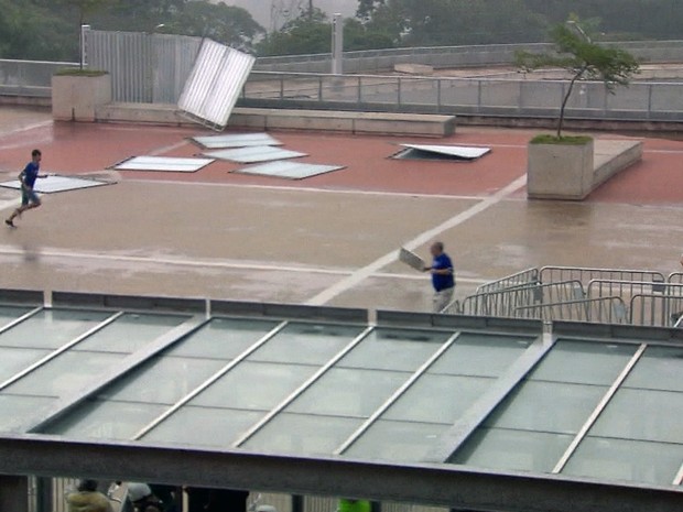 Forte chuva e ventania derrubou placas na esplanada do Mineirão, antes do jogo de Cruzeiro e América-MG (Foto: Reprodução/TV Globo)