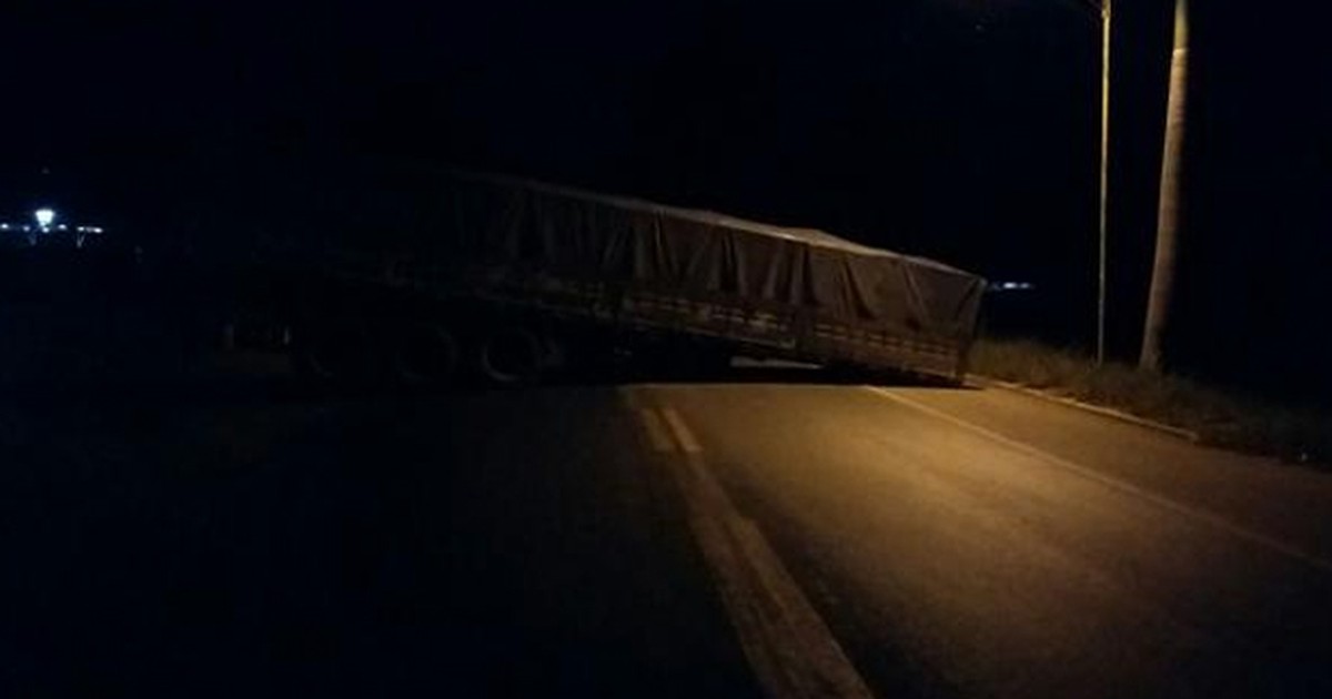 G Rio Casca H Semirreboque Se Solta De Carreta E Fecha