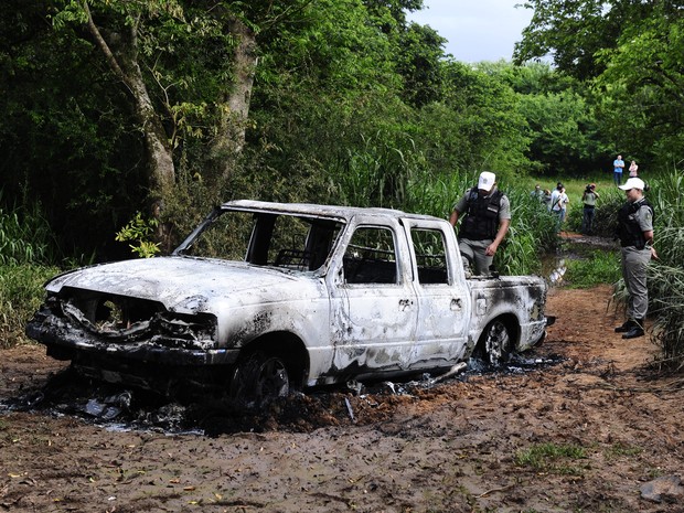 Sequestro corpo veículo carro incendiado rio grande do sul (Foto: Ronaldo Bernardi/Agência RBS)