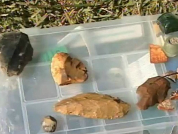Pesquisador encontra peças arqueológicas durante a expedição pelo rio Sorocaba. (Foto: Reprodução TV Tem)