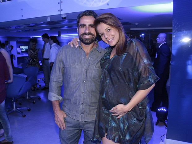 Nívea Stelmann com o marido, Marcus Rocha, em evento em shopping na Zona Oeste do Rio (Foto: Isac Luz/ EGO)