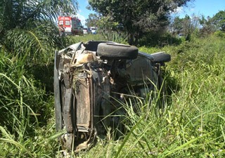 Um dos carros foi parar bem distante da pista após colisão que matou uma mulher (Foto: Walter Paparazzo/G1)