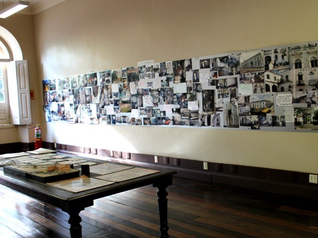 Sala de Exposição Temporária Jozé Bernardo Michilles, onde ficam expostos registros da restauração do prédio, concluída em 2009 (Foto: Marcos Dantas / G1 AM)
