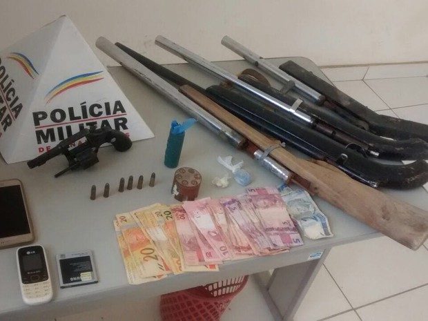 Presos foram levados para a delegacia, junto ao material apreendido (Foto: Polícia Militar/Divulgação)