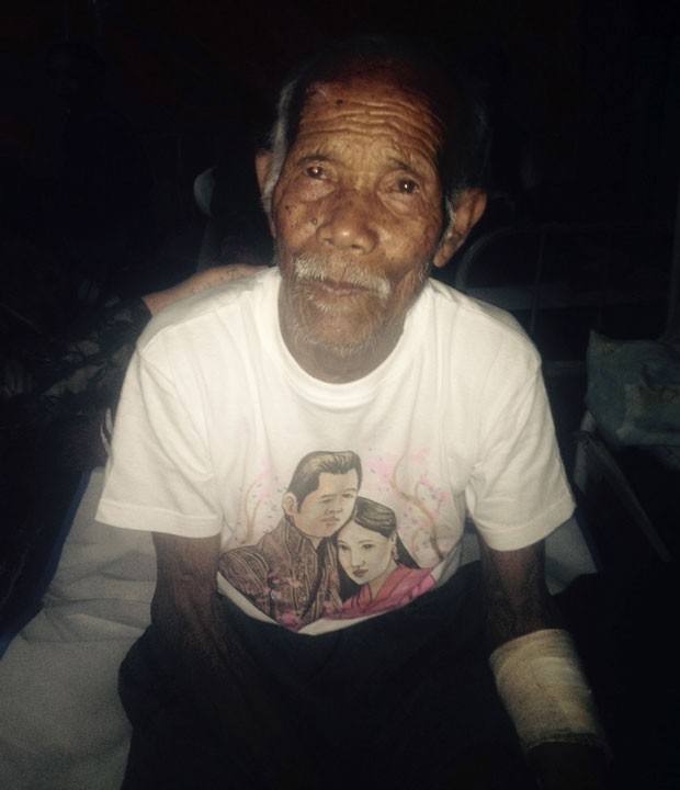 Funchu Tamang, 101 anos, é visto após ser regatado de escombros neste sábado (2) no Nepal, sete dias após terremoto que devastou o país (Foto: STR/AFP)
