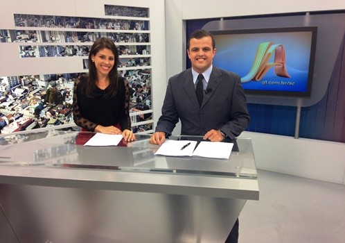 Vanessa Nora e Lucas Neves apresentam o Jornal do Almoço na região (Foto: RBS TV/Divulgação)