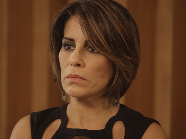Beatriz fica chocada com a pergunta de Regina (Foto: TV Globo)