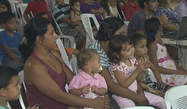 Comunidade se reuniu para assistir ao filme O Palhaço exibido no bairro. (Foto: Acre TV)