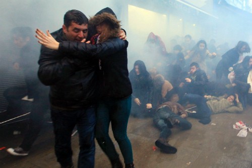 Foto (Foto: Polícia atira bombas de gás e jatos de água contra manifestantes em Istambul / AFP / 12-03-2014)
