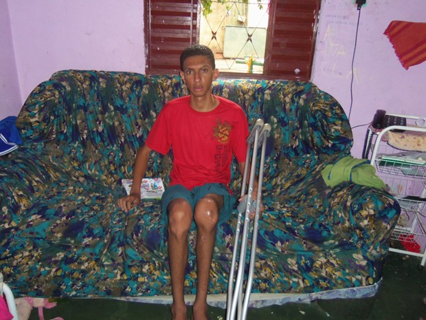 Aldair, que se move com auxílio de muletas, diz ter medo de perder os movimentos (Foto: Arquivo Pessoal)