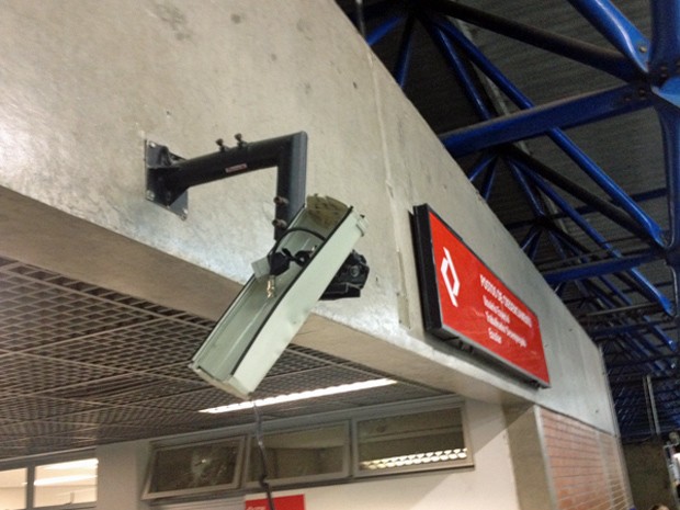 Câmera do circuito de segurança da estação Barra Funda foi destruída (Foto: Marcelo Mora/G1)