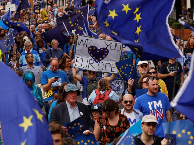 Manifestantes pró-Europa saíram às ruas de Londres neste sábado (3) (Foto: REUTERS/Luke MacGregor)