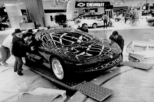Janeiro de 1990 - Funcionários empurram o carro conceito Mercury Ciclone por uma rampa nos preparativos para o Salão do Automóvel Internacional da América do Norte de 1990 (Foto: Richard Sheinwald/AP/Arquivo)