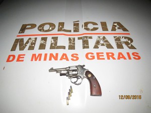 Arma usada nos crimes foi apreendida (Foto: Polícia Militar/ Divulgação)