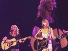 Taylor Swift canta com Lisa Kudrow, a Phoebe de 'Friends'