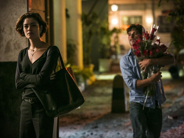 O filho da Olga corre atrás da amada com muitas flores (Foto: Raphael Dias / Gshow)