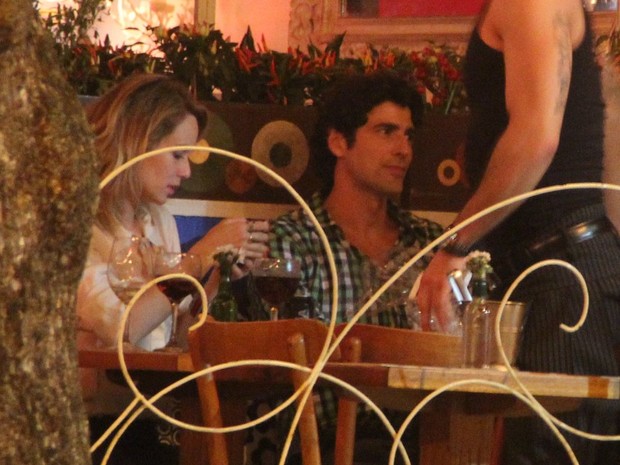 Reynaldo Gianecchini e Mariana Ximenes em restaurante na Zona Sul do Rio (Foto: Rodrigo dos Anjos/ Ag. News)