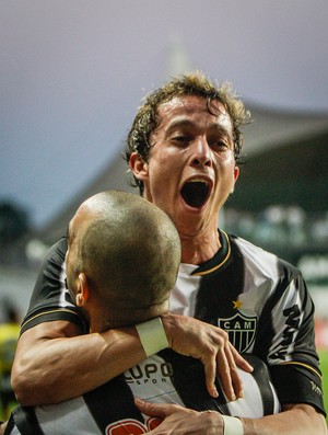 Bernard comemora gol com Diego Tardelli (Foto: Bruno Cantini / Flickr do Atlético-MG)