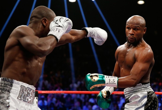 Mayweather usa e abusa da esquiva contra Berto (Foto: Ezra Shaw / Getty Images Sport)