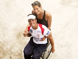 Fernando Fernandes e a namorada Victoria posam para o EGO (Foto: Iwi Onodera / EGO)