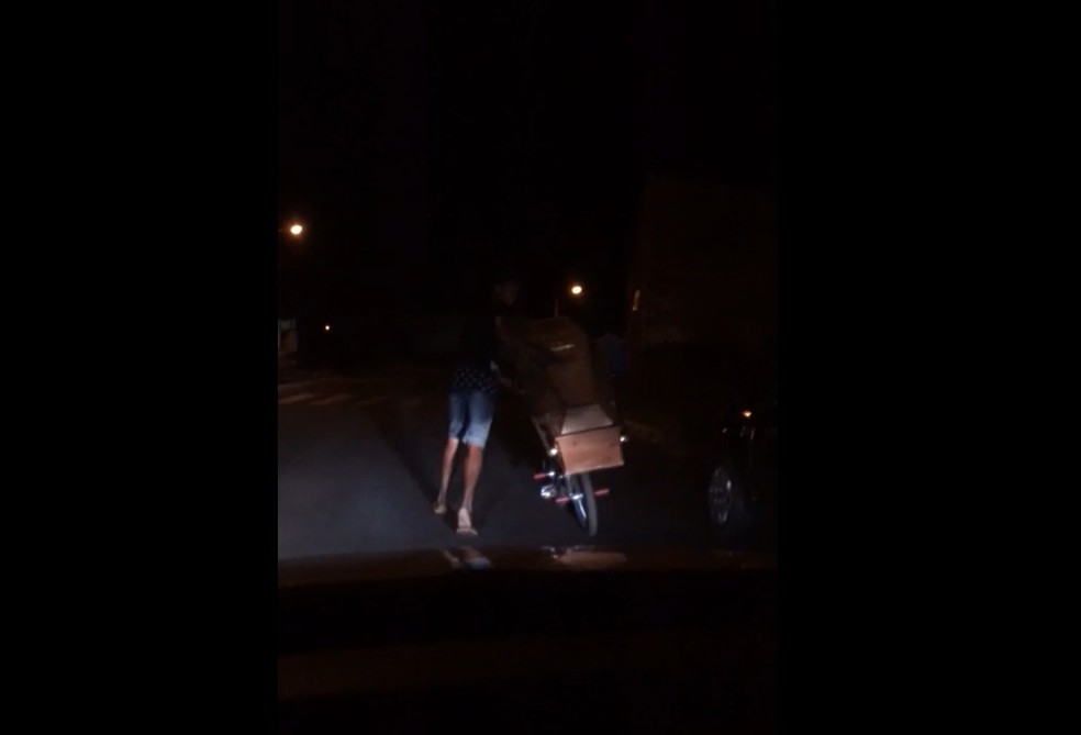 Jovem foi flagrado por testemunhas passeando com o caixão pela cidade de Prata, no Triângulo Mineiro  (Foto: Reprodução )