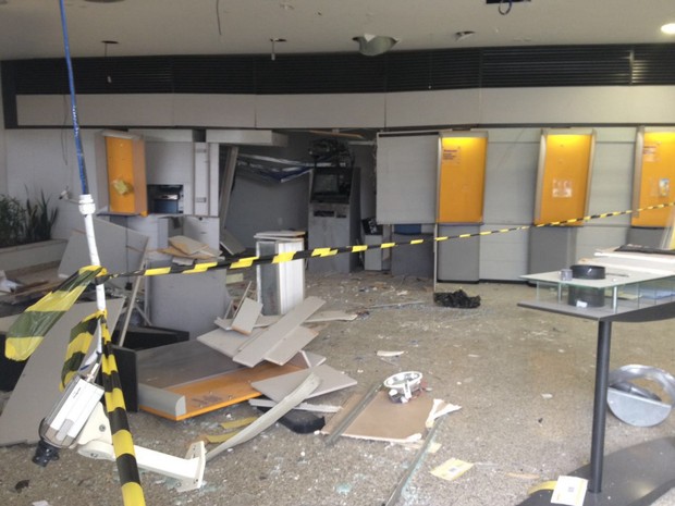Explosão agência no Boa Vista em Uberaba (Foto: Mário Sérgio Santos/G1)