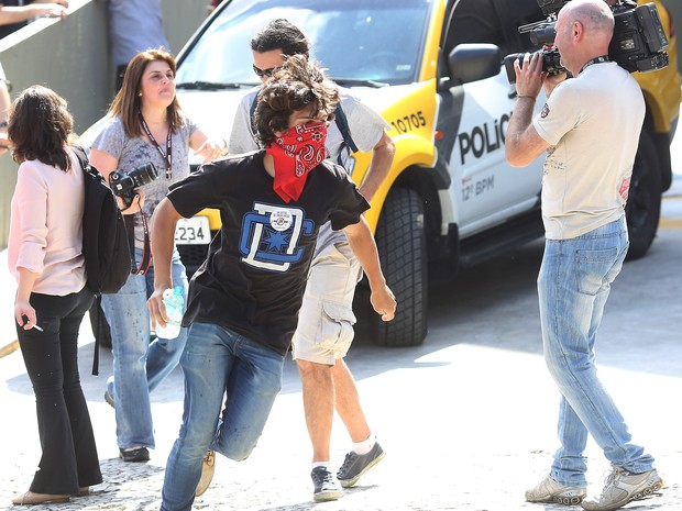 Manifestante mascarado se movimenta na ocupação (Foto: Giuliano Gomes/Agência PR Press)