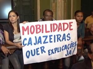 Moradores do bairro de Cajazeiras fazem protesto no plenário (Foto: Reprodução/TV Bahia)