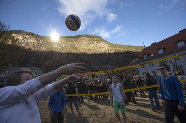 Jovens praticam vôlei durante a abertura oficial dos espelhos gigantes em Rjukan, Noruega (Foto: Terje Bendiksby/NTB Scanpix/Reuters)