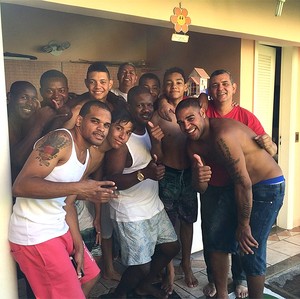 Adriano Festa com amigos (Foto: Reprodução / Instagram)