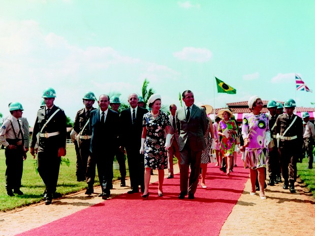 Nos áureos tempos, a rainha Elizabeth II da Inglaterra visitando o Jockey em 1968  (Foto: Reprodução)