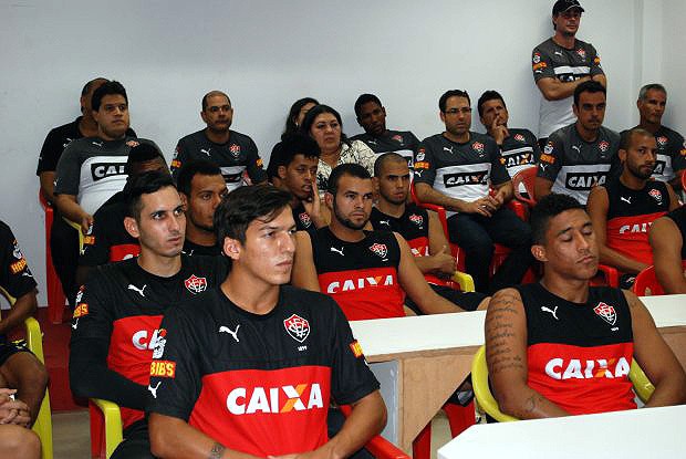 Jogadores do Vitória são apresentados ao presidente Raimundo Viana nesta segunda-feira (Foto: Divulgação/E.C. Vitória)