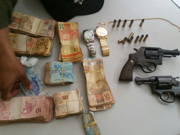 Polícia encontrou duas armas e R$ 32 mil (Foto: Divulgação/PM)