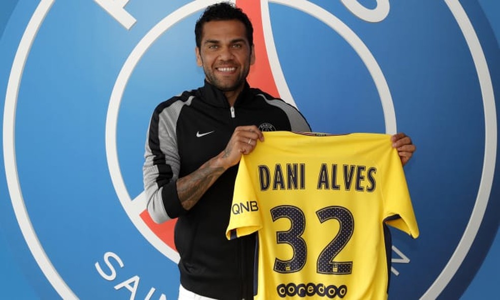 Daniel Alves exibe o novo modelo de camisa do PSG: 