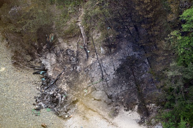 Destroços de helicóptero acidentado nesta quarta-feira (25) na região francesa de La Palud-sur-Verdon (Foto: AFP)