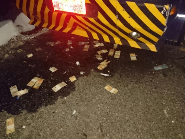Na fuga, o grupo deixou cair maços de dinheiro que ficaram espalhados pela rodovia (Foto: Divulgação / Sindicato dos Vigilantes)