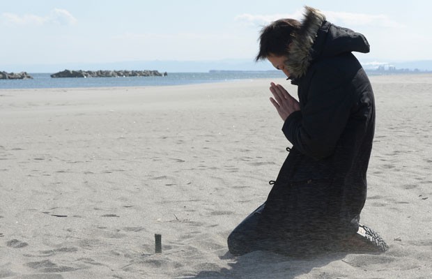 Homem reza pelo amigo morto em 2011 durante o tsunami (Foto: AFP PHOTO/Toru YAMANAKA)