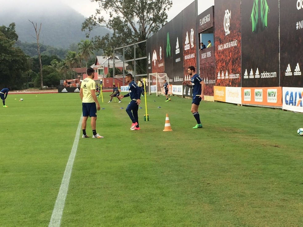 Everton e Donatti treinam em campo nesta terça-feira (Foto: Divulgação/Flamengo)